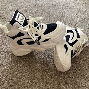 Women’s Fashion Sneakers. Size 6